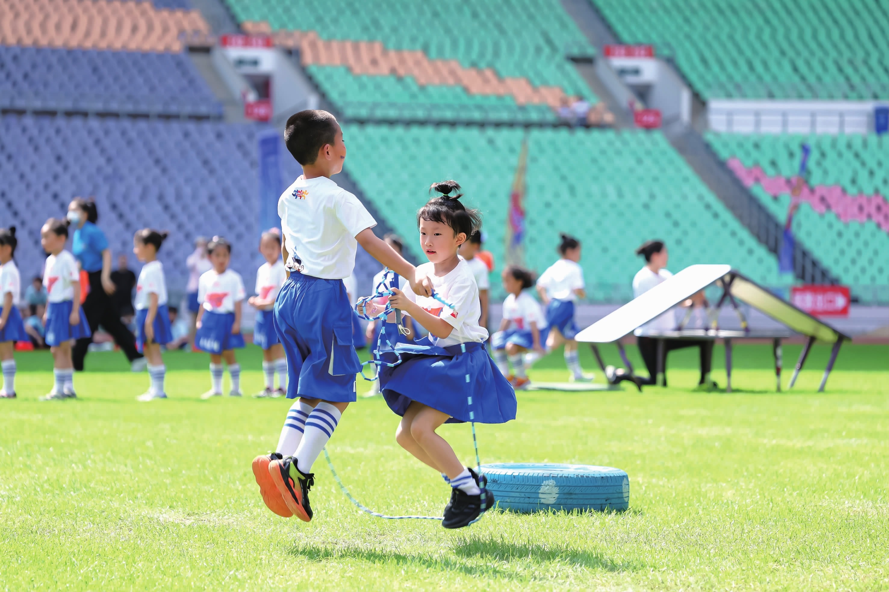 首尔FC前场的配合，禁区外又是一脚绵软无力的射门！颜骏凌轻松化解了！对方投诉手球，裁判没有理会